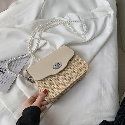 Κομψή γυναικεία τσάντα με μεταλλική στερέωση