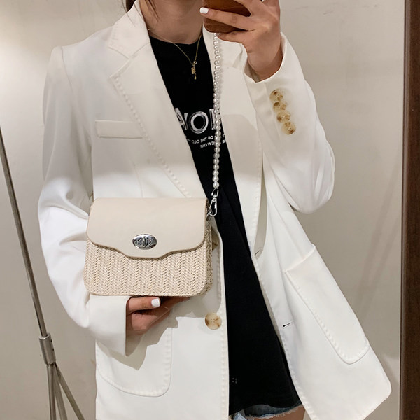 Κομψή γυναικεία τσάντα με μεταλλική στερέωση