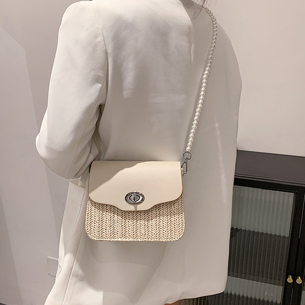 Κομψή γυναικεία τσάντα με μεταλλική στερέωση