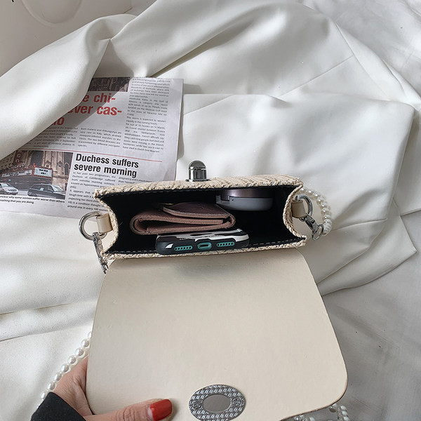 Κομψή γυναικεία τσάντα με μεταλλική στερέωση