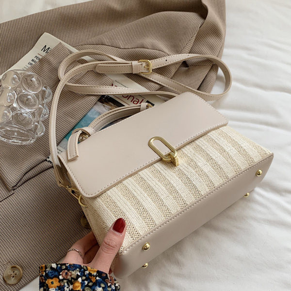 Γυναικεία τσάντα νέο μοντέλο με μεταλλικά στοιχεία και ρυθμιζόμενη λαβή