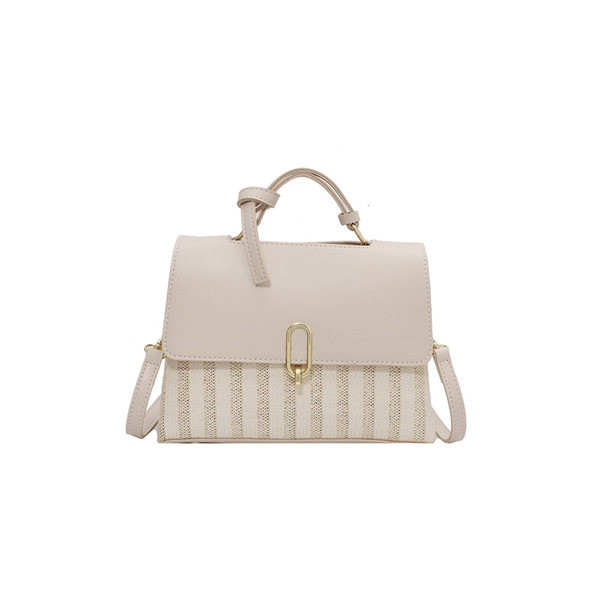 Γυναικεία τσάντα νέο μοντέλο με μεταλλικά στοιχεία και ρυθμιζόμενη λαβή