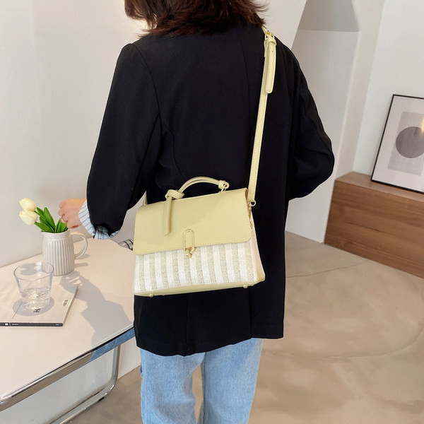 Γυναικεία τσάντα νέο μοντέλο με μεταλλικά στοιχεία και ρυθμιζόμενη λαβή