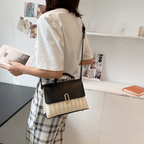 Γυναικεία τσάντα νέο μοντέλο με μεταλλικά στοιχεία και ρυθμιζόμενη λαβή