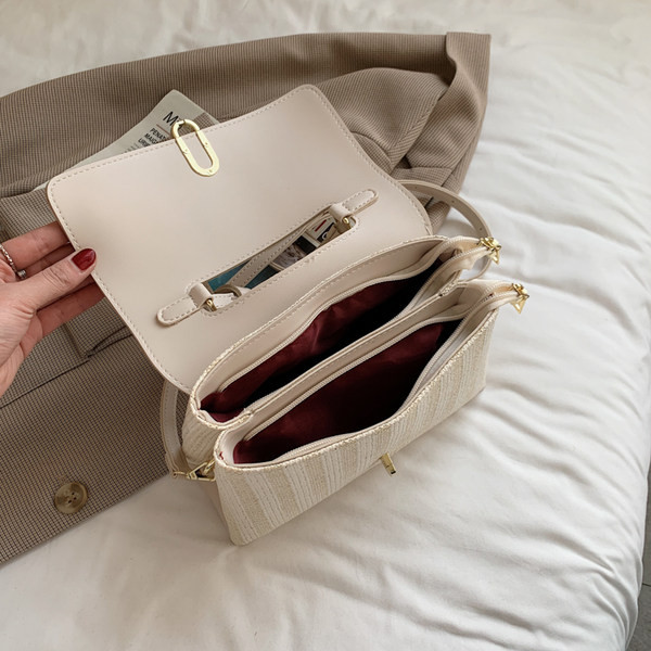 Γυναικεία τσάντα νέο μοντέλο με μεταλλικά στοιχεία και ρυθμιζόμενη λαβή