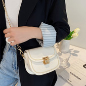 Γυναικεία καθημερινή τσάντα από οικολογικό δέρμα με μεταλλική αλυσίδα