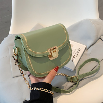 Γυναικεία καθημερινή τσάντα από οικολογικό δέρμα με μεταλλική αλυσίδα