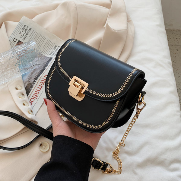 Γυναικεία καθημερινή τσάντα από οικολογικό δέρμα με μεταλλική αλυσίδα