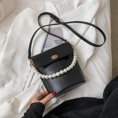 Γυναικεία δερμάτινη τσάντα με μακριά λαβή και πέρλες