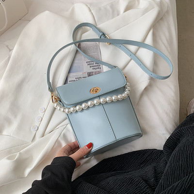 Γυναικεία δερμάτινη τσάντα με μακριά λαβή και πέρλες