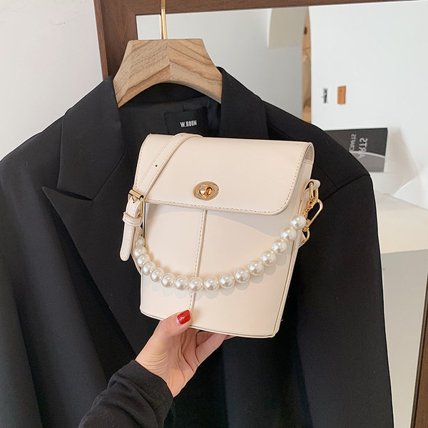 Γυναικεία δερμάτινη τσάντα με μακριά λαβή και πέρλες