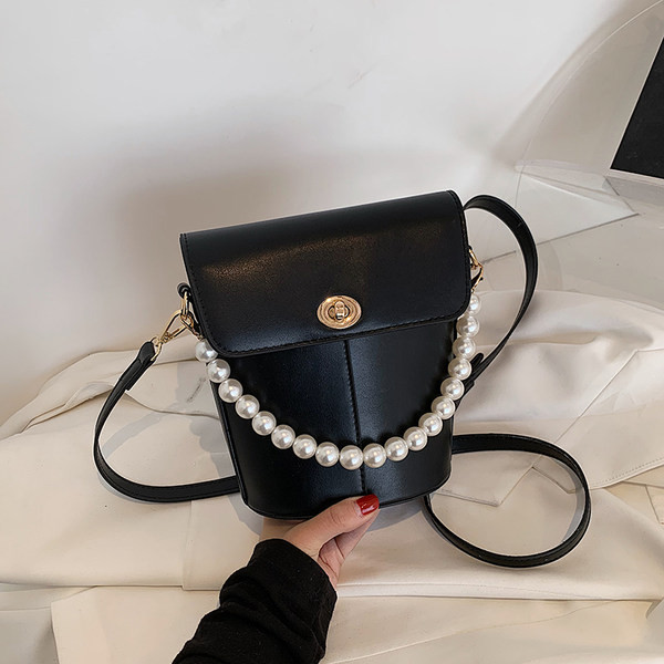 Γυναικεία δερμάτινη τσάντα με μακριά λαβή και πέρλες