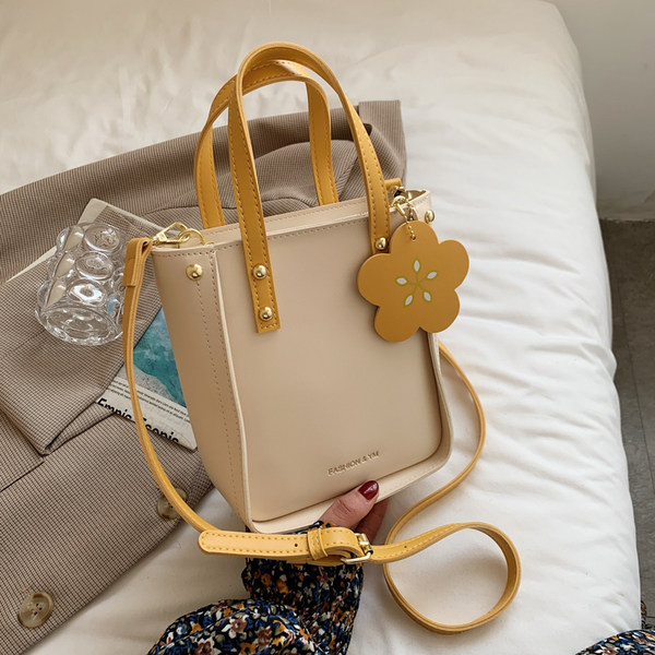 Γυναικεία τσάντα από οικολογικό δέρμα με επιγραφή - με κοντή και μακριά λαβή