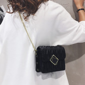 Γυναικεία έκο δερμάτινη τσάντα από οικολογικό δέρμα με μεταλλική στερέωση και λαβή