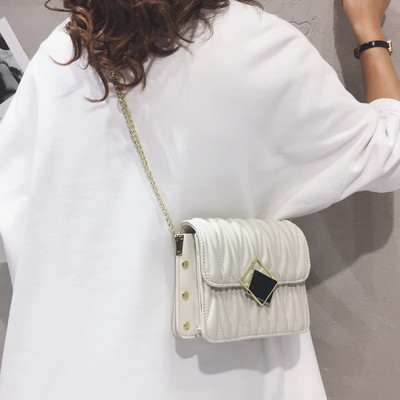 Γυναικεία έκο δερμάτινη τσάντα από οικολογικό δέρμα με μεταλλική στερέωση και λαβή