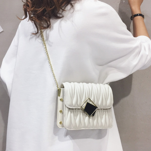 Γυναικεία έκο δερμάτινη τσάντα από οικολογικό δέρμα με μεταλλική στερέωση και λαβή