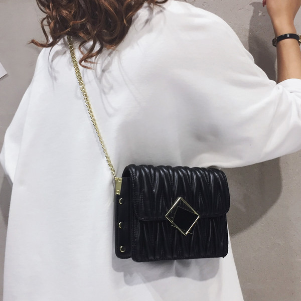 Γυναικεία έκο δερμάτινη τσάντα από οικολογικό δέρμα με μεταλλική στερέωση και λαβή