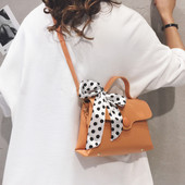 Γυναικεία έκο δερμάτινη τσάντα με κορδέλα πουά και δύο λαβές