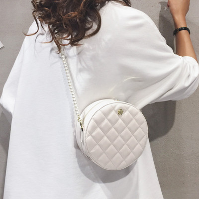 Γυναικεία έκο δερμάτινη τσάντα σε στρογγυλό σχήμα και  αλυσίδα από πέρλες