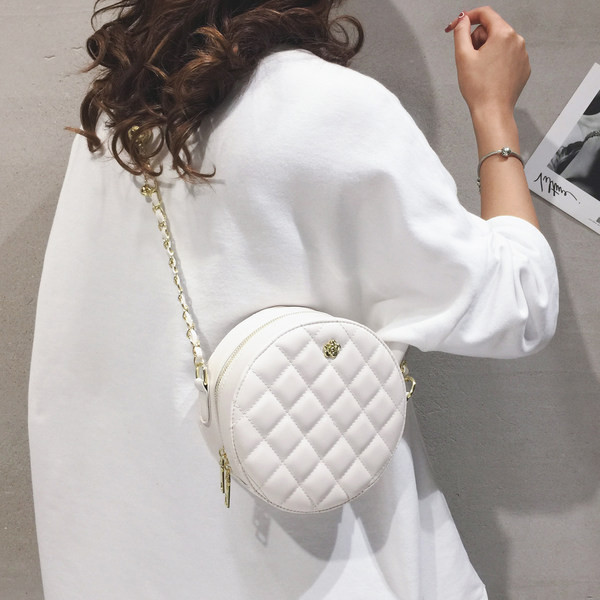 Γυναικεία έκο δερμάτινη τσάντα σε στρογγυλό σχήμα και  αλυσίδα από πέρλες