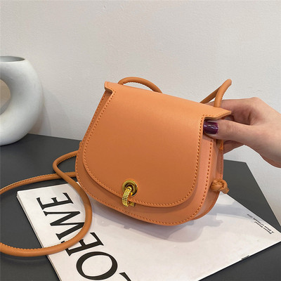 Geanta din piele la zi cu inchidere metalica