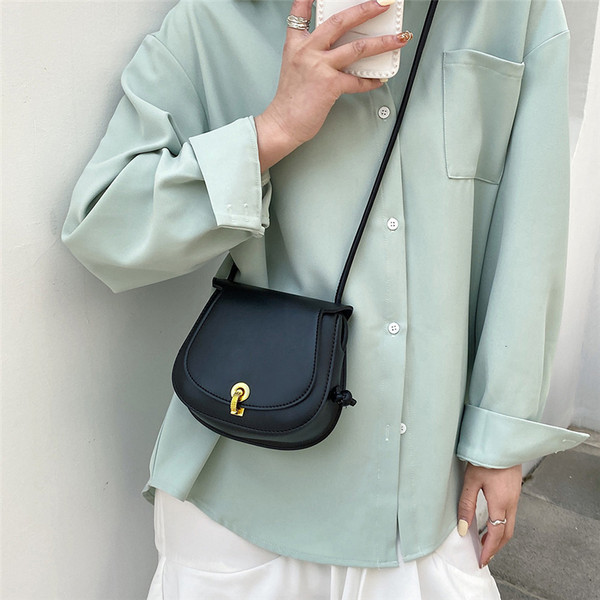 Geanta din piele la zi cu inchidere metalica