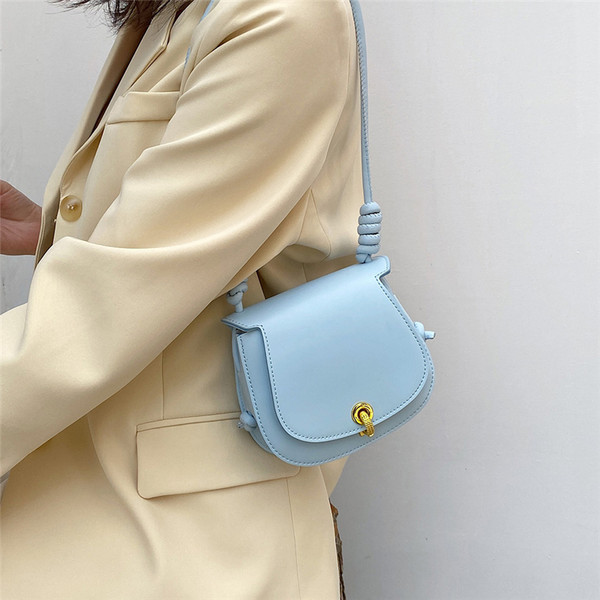 Geanta din piele la zi cu inchidere metalica