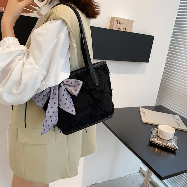 Γυναικεία τσάντα με κορδέλα και φερμουάρ