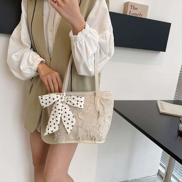 Γυναικεία τσάντα με κορδέλα και φερμουάρ