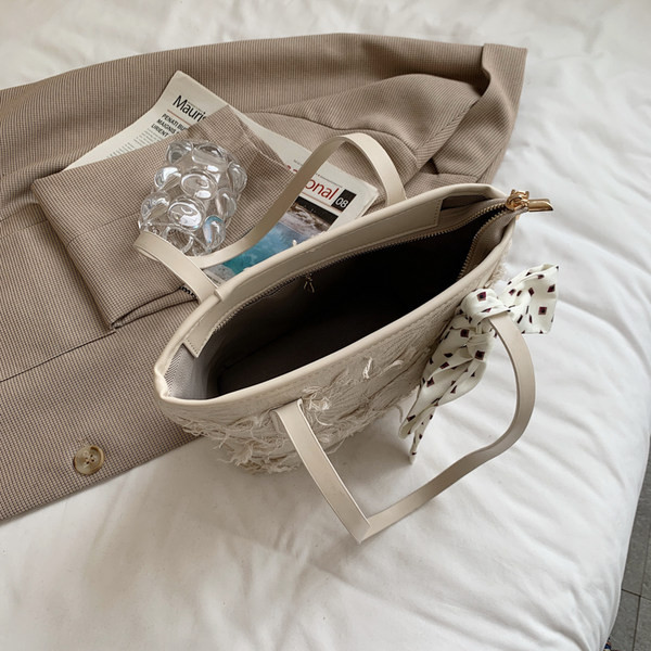 Γυναικεία τσάντα με κορδέλα και φερμουάρ