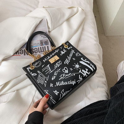 Sieviešu moderna soma ar uzrakstiem melnbaltā krāsā