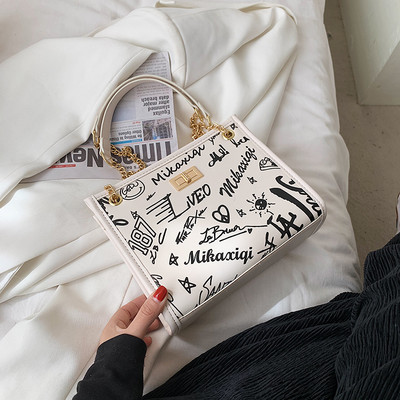 Sieviešu moderna soma ar uzrakstiem melnbaltā krāsā