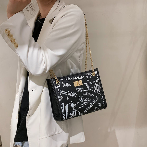 Sieviešu moderna soma ar uzrakstiem melnbaltā krāsā