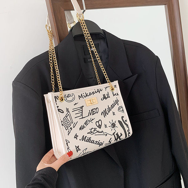 Sieviešu moderna soma ar uzrakstiem melnbaltā krāsā