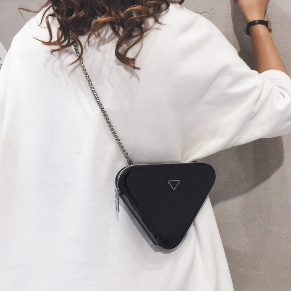 Geanta de dama din piele lacuita cu maner metalic - doua marimi