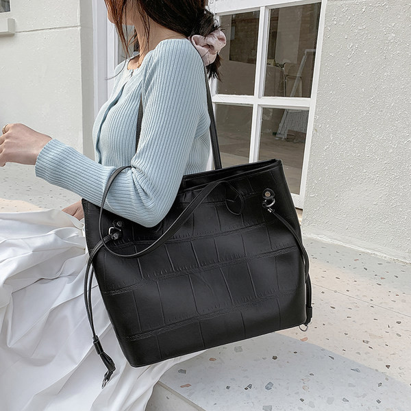 Γυναικεία τσάντα  με κοντές λαβές