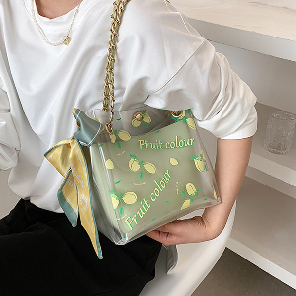 Γυναικεία καθημερινή τσάντα με μεταλλική λαβή και απλικέ