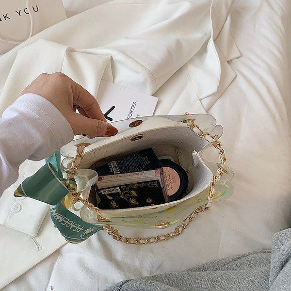 Γυναικεία καθημερινή τσάντα με μεταλλική λαβή και απλικέ