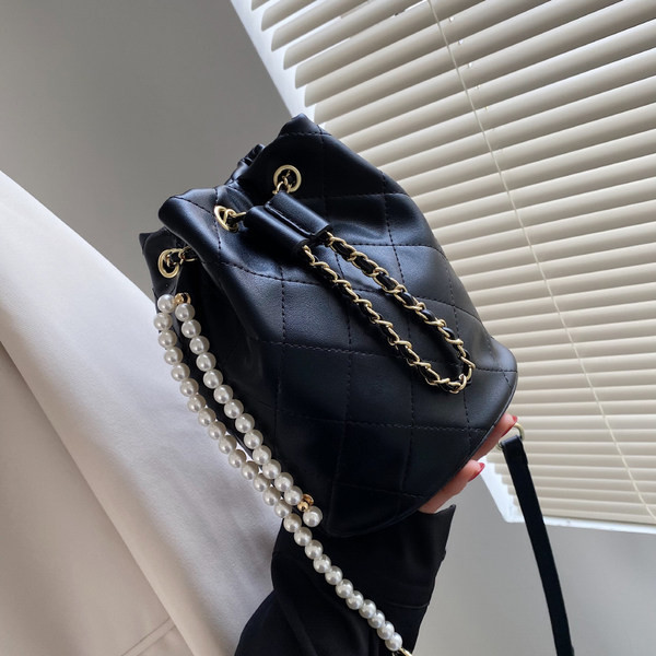 Γυναικεία έκο δερμάτινη τσάντα με πέρλες