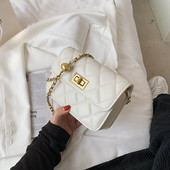 Sieviešu soma ar metāla ķēdīti un sprādzi