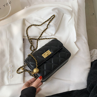 Sieviešu soma ar metāla ķēdīti un sprādzi