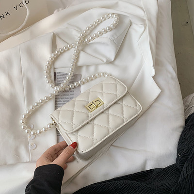 Sieviešu soma ar metāla ķēdīti un sprādzi