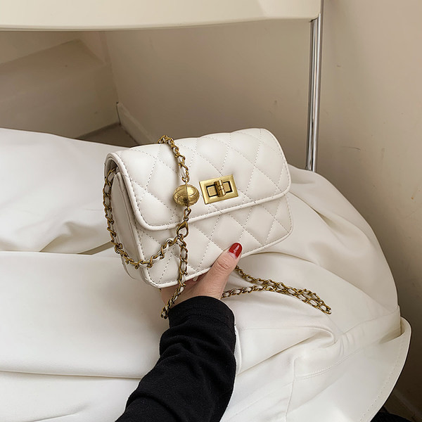 Sieviešu soma ar metāla ķēdīti un sprādzi