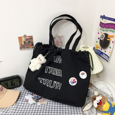 Ikdienas sieviešu soma ar uzrakstiem un aksesuāru