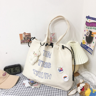 Ikdienas sieviešu soma ar uzrakstiem un aksesuāru