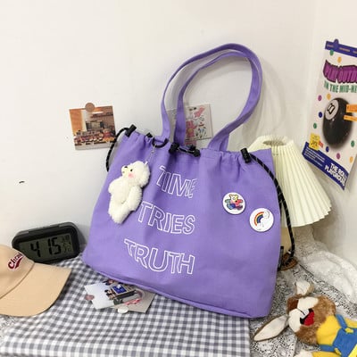 Ikdienas sieviešu soma ar uzrakstiem un aksesuāru