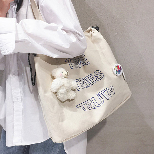 Ikdienas sieviešu soma ar uzrakstiem un aksesuāru