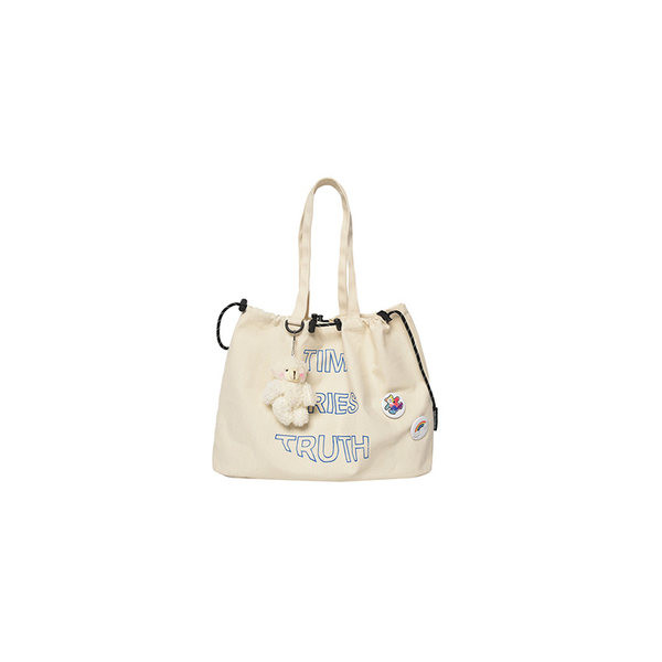 Ikdienas sieviešu soma ar uzrakstiem un aksesuāru