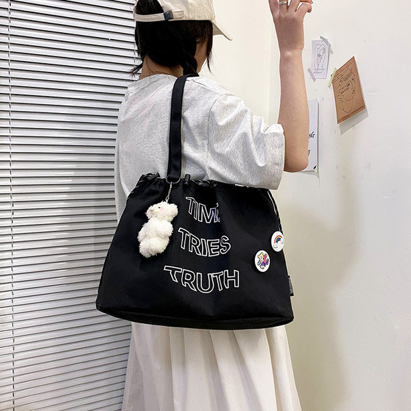 Ikdienas sieviešu soma ar uzrakstiem un aksesuāru