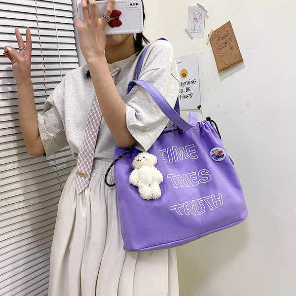 Ikdienas sieviešu soma ar uzrakstiem un aksesuāru